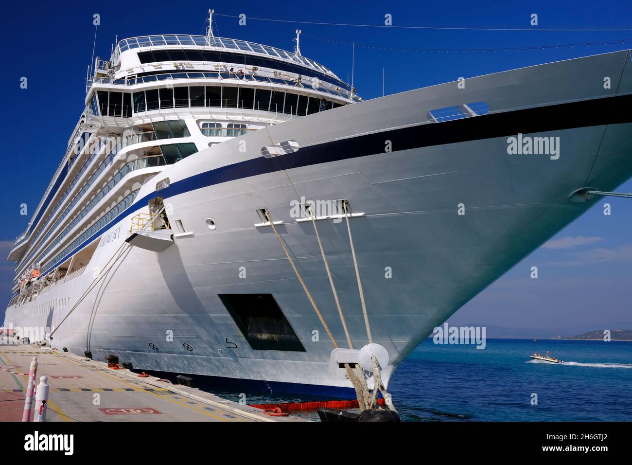 Blick auf das Viking Sky Cruise Ship im Hafen in Kusadasi, Türkei Stockfoto