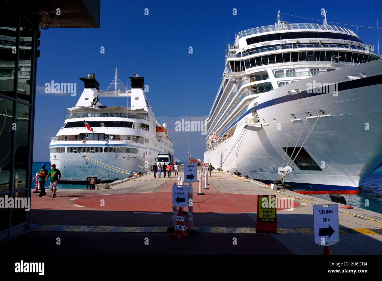 Zwei Kreuzschiffe dockten in Kusadasi, Türkei. Der Wikingerhimmel und die Sternenlegende Stockfoto