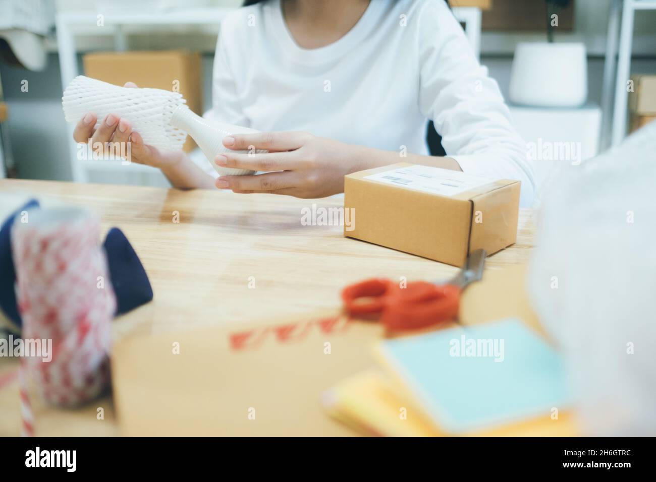 Online Small Business Owner. Junge startup Unternehmer online Small Business Owner zu Hause, Verpackung und Lieferung Situation arbeiten. Stockfoto