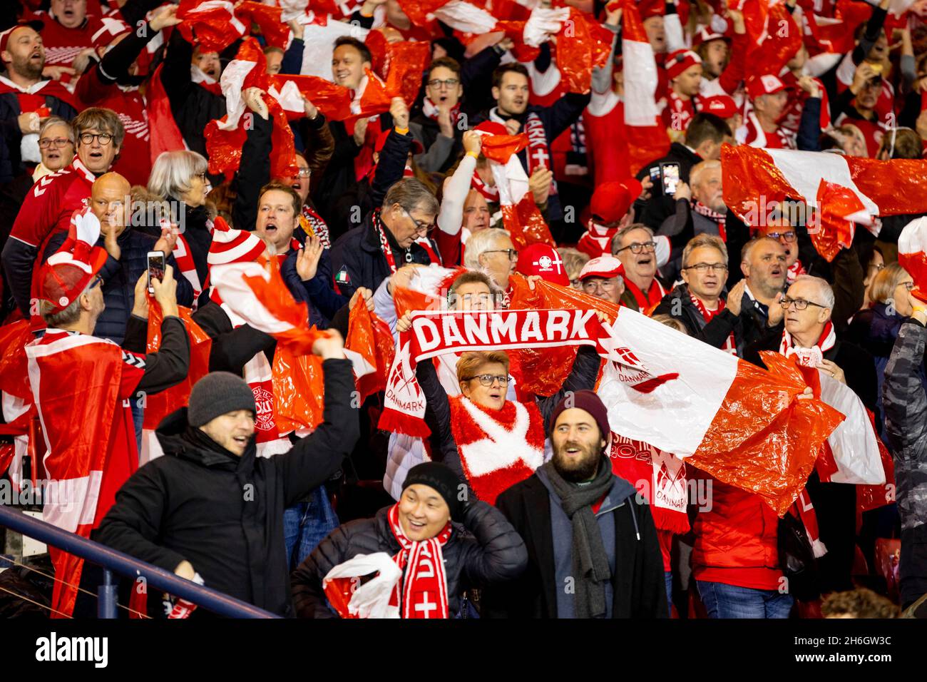 15. November 2021; Hampden Park, Glasgow, Schottland, FIFA Fußball-Weltmeisterschaft 2022, Schottland gegen Dänemark; Dänemark-Fans Stockfoto