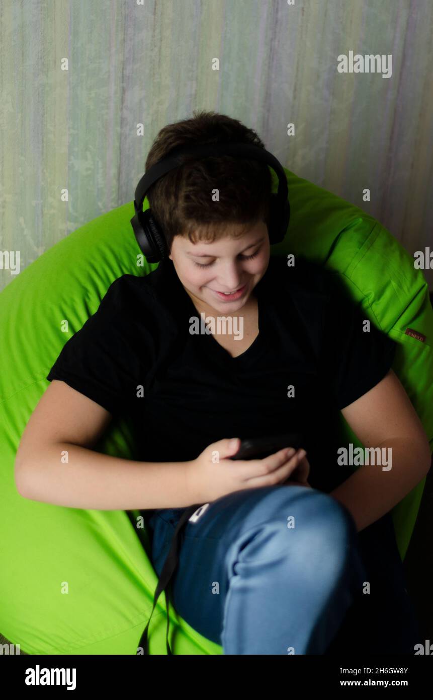 Teenager mit Kopfhörern hören Musik Stockfoto