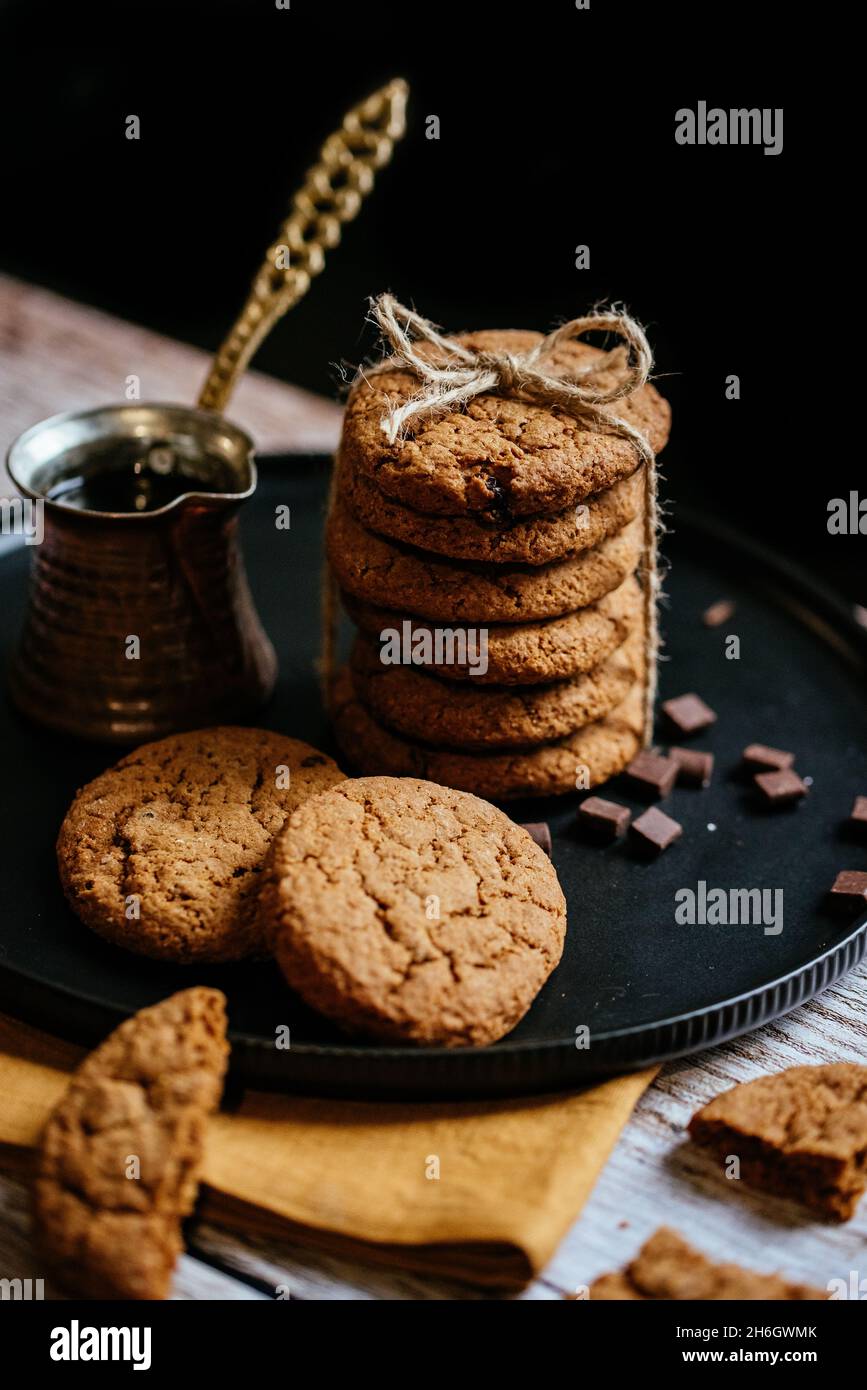 Haferflockenkekse mit Schokolade auf dem Tisch mit Kaffee in der türkei Stockfoto