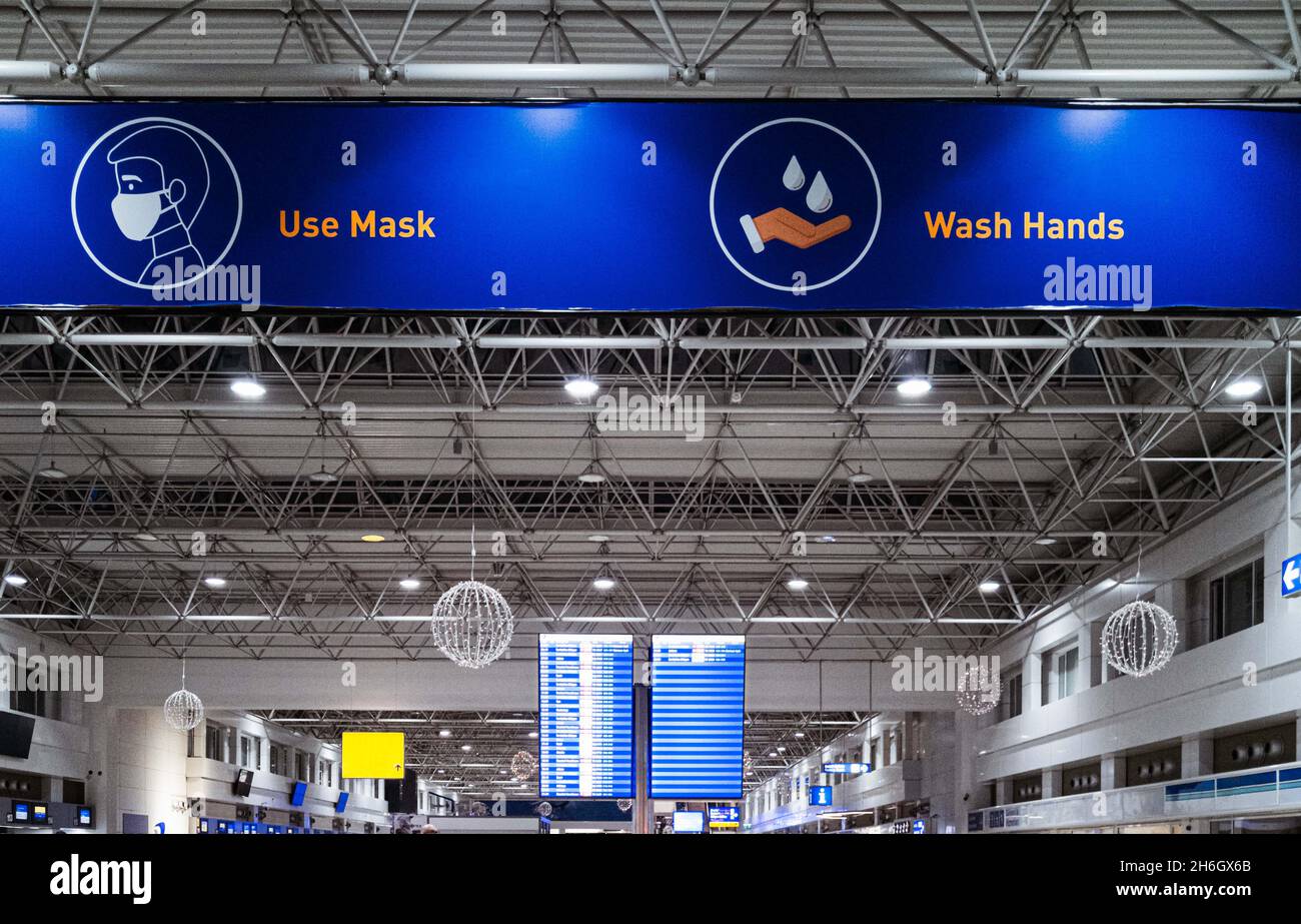 Im Wartezimmer des Flughafens ohne Menschen Stockfoto