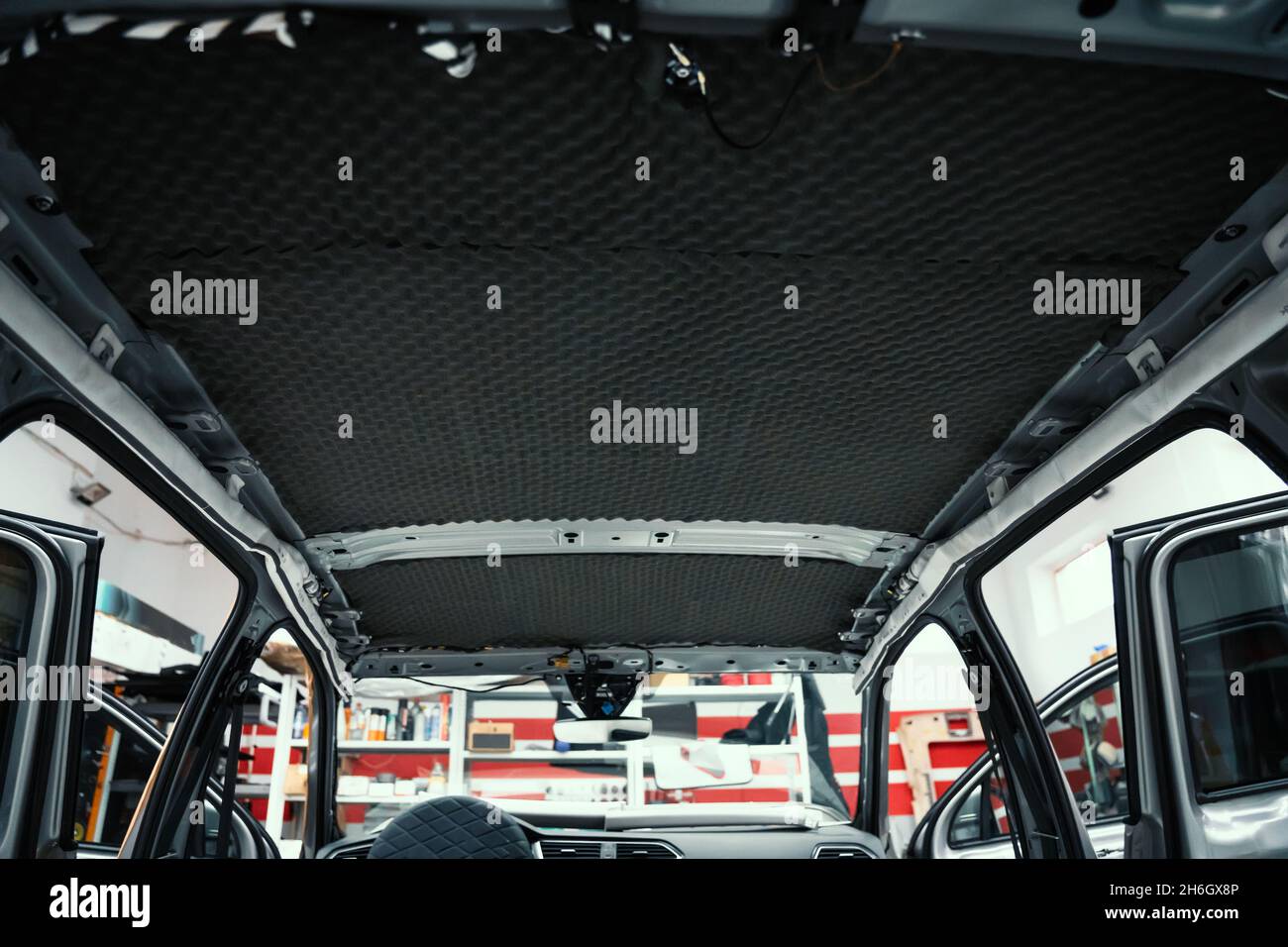 Auto ist dabei, Schalldämmung zu installieren. Dach des Autos ist von innen  mit schalldichten Material, Auto-Tuning abgedeckt Stockfotografie - Alamy