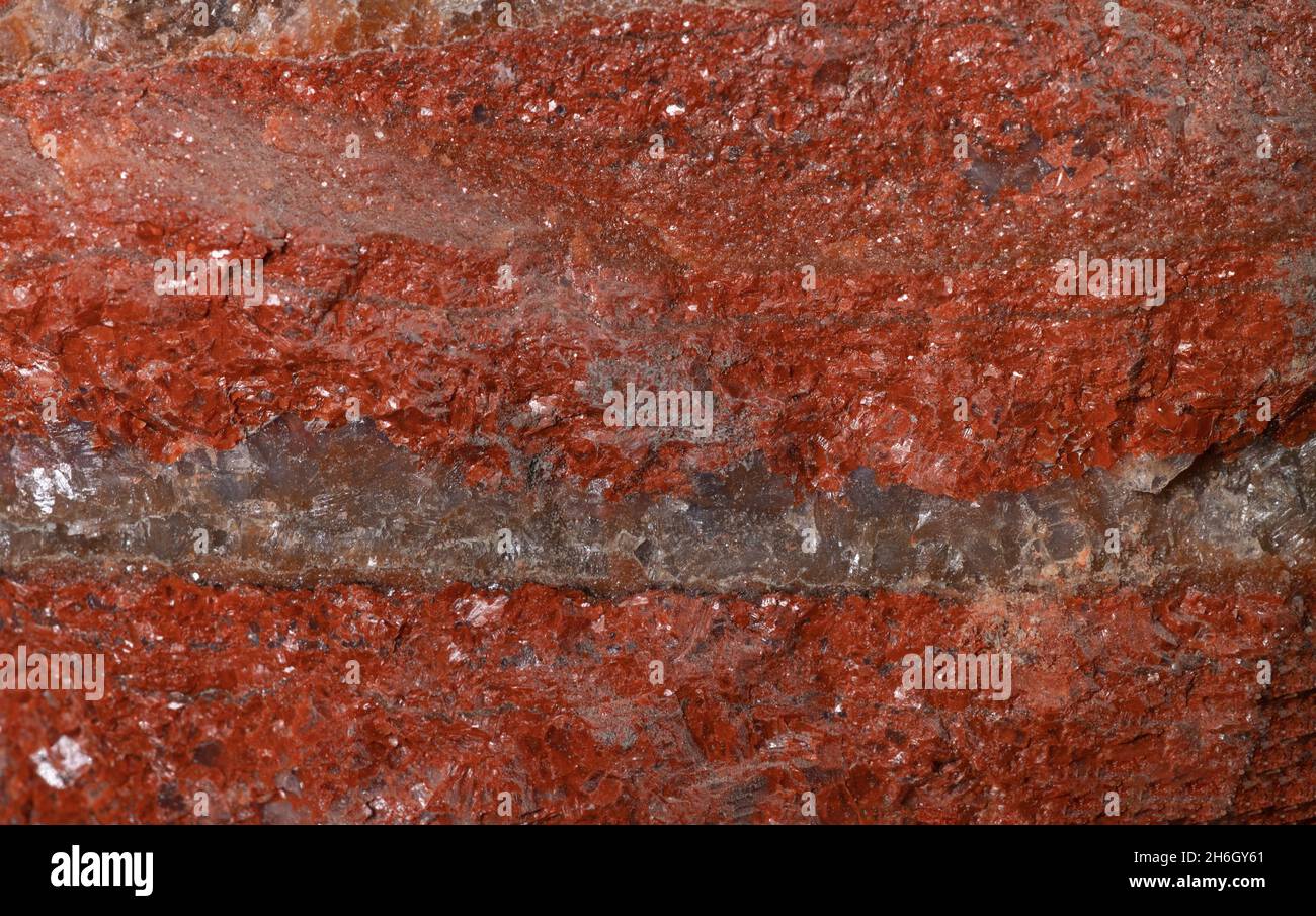 Die Textur des Minerals Sylvinit, einem natürlichen kristallinen Kaliumsalz zur Herstellung von Kali-Düngemitteln Stockfoto