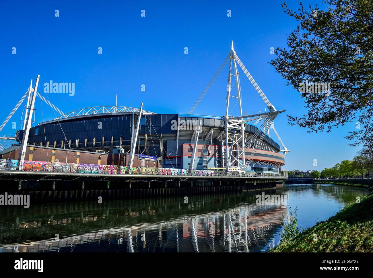 Cardiff, Großbritannien, 21. April 2019. Blick auf die Straße auf das Cardiff Millennium Stadium mit Blick auf den Fluss Taff an einem sonnigen Tag. Stockfoto