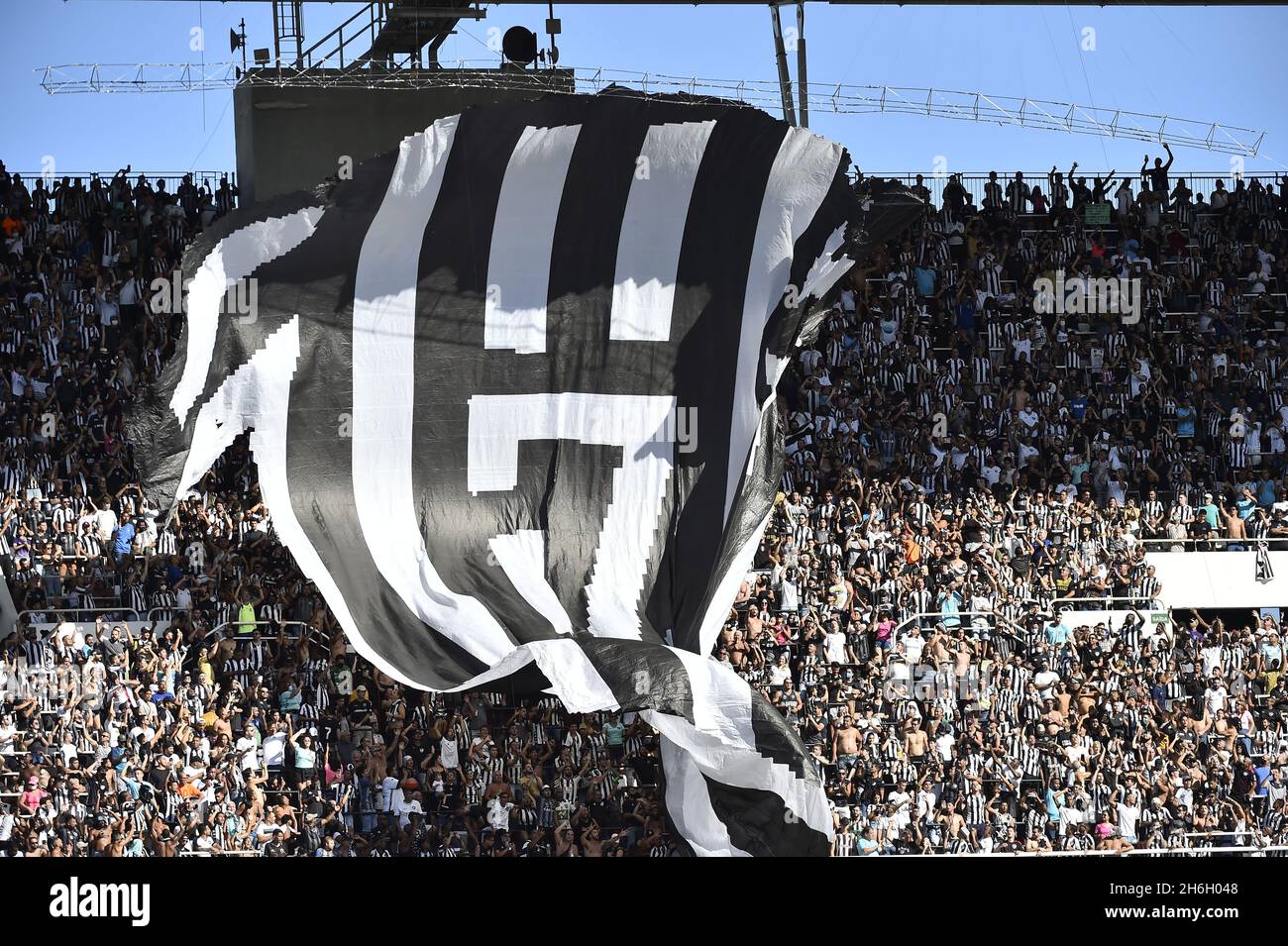 Rio de Janeiro x Brasilien, 15. November 2021, Fans des Botafogo-Clubs, feiern die Klassifizierung für Serie A der brasilianischen Fußballmeisterschaft 2022, Stockfoto