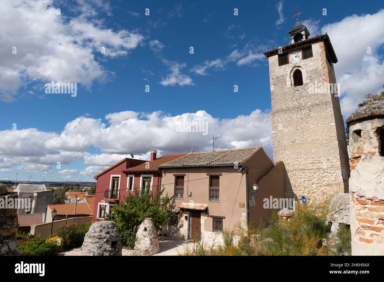 Torre del Reloj im Dorf Peñafiel, Kastile und León, Spanien. Der Wahrzeichen des Turms wurde 1086 als Teil der romanisch geprägten Iglesia de San EST erbaut Stockfoto