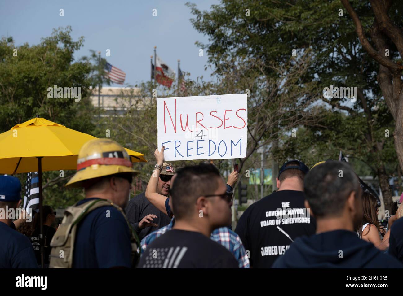 Los Angeles, CA USA - 8. November 2021: Demonstranten halten Krankenschwestern für Freiheit fest, die im Grand Park gegen Impfmandate protestieren Stockfoto
