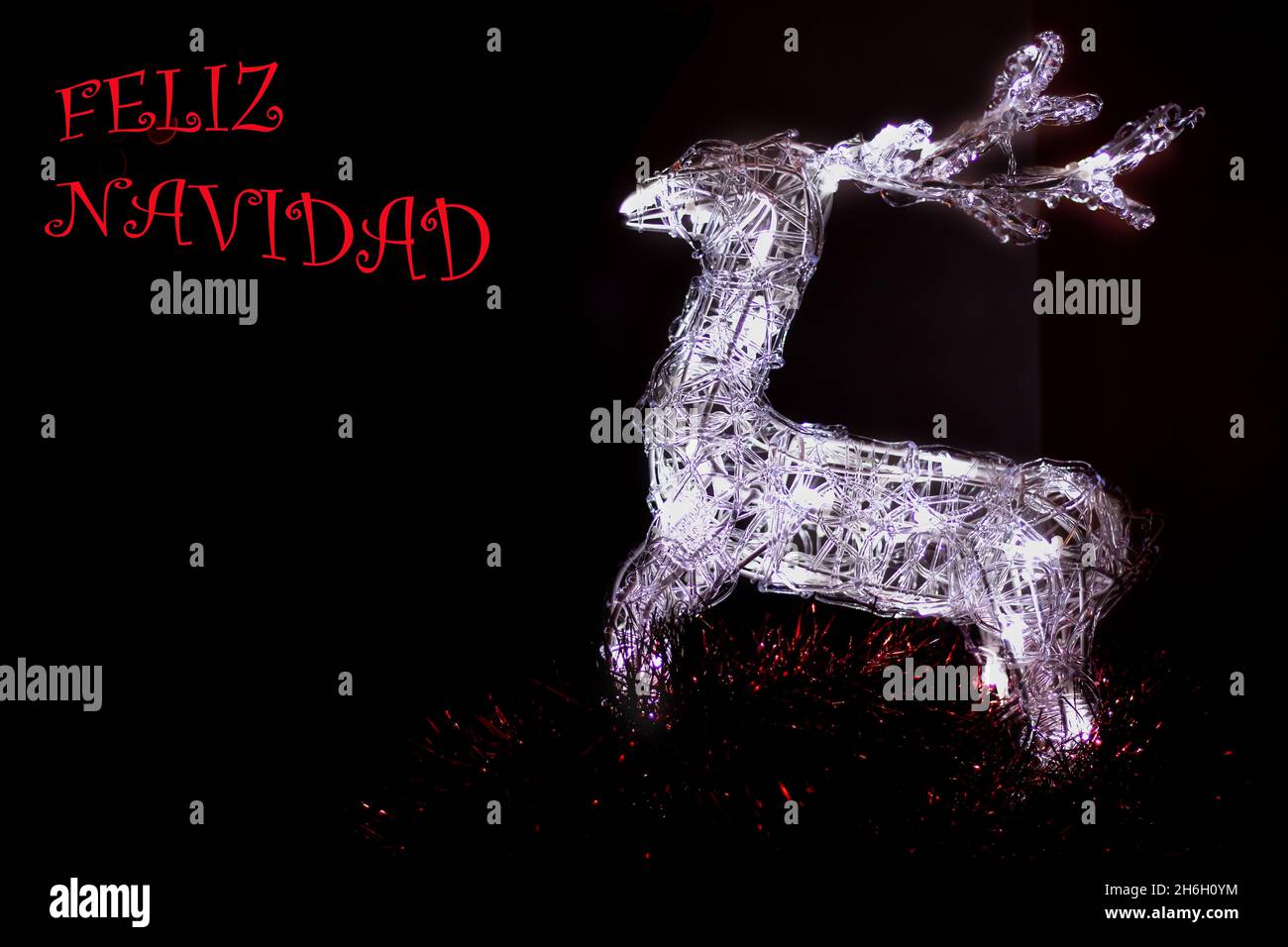 weihnachtsdekoration mit Platz für Text und fröhlicher weihnachtlicher Inschrift in spanischer Sprache Stockfoto