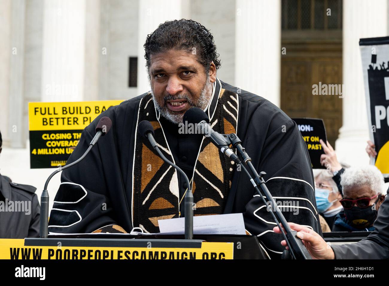 Washington, USA 15. November 2021. 15. November 2021 - Washington, DC, Vereinigte Staaten: Rev. William Barber II, Co-Vorsitzender der Kampagne der Armen Menschen: Ein nationaler Aufruf zur moralischen Wiederbelebung, sprach bei einer Kundgebung vor dem Obersten Gerichtshof für die im Kongress in Betracht gekommenen Gesetze zur Verbesserung des Aufbaus. (Foto: Michael Brochstein/Sipa USA) Quelle: SIPA USA/Alamy Live News Stockfoto