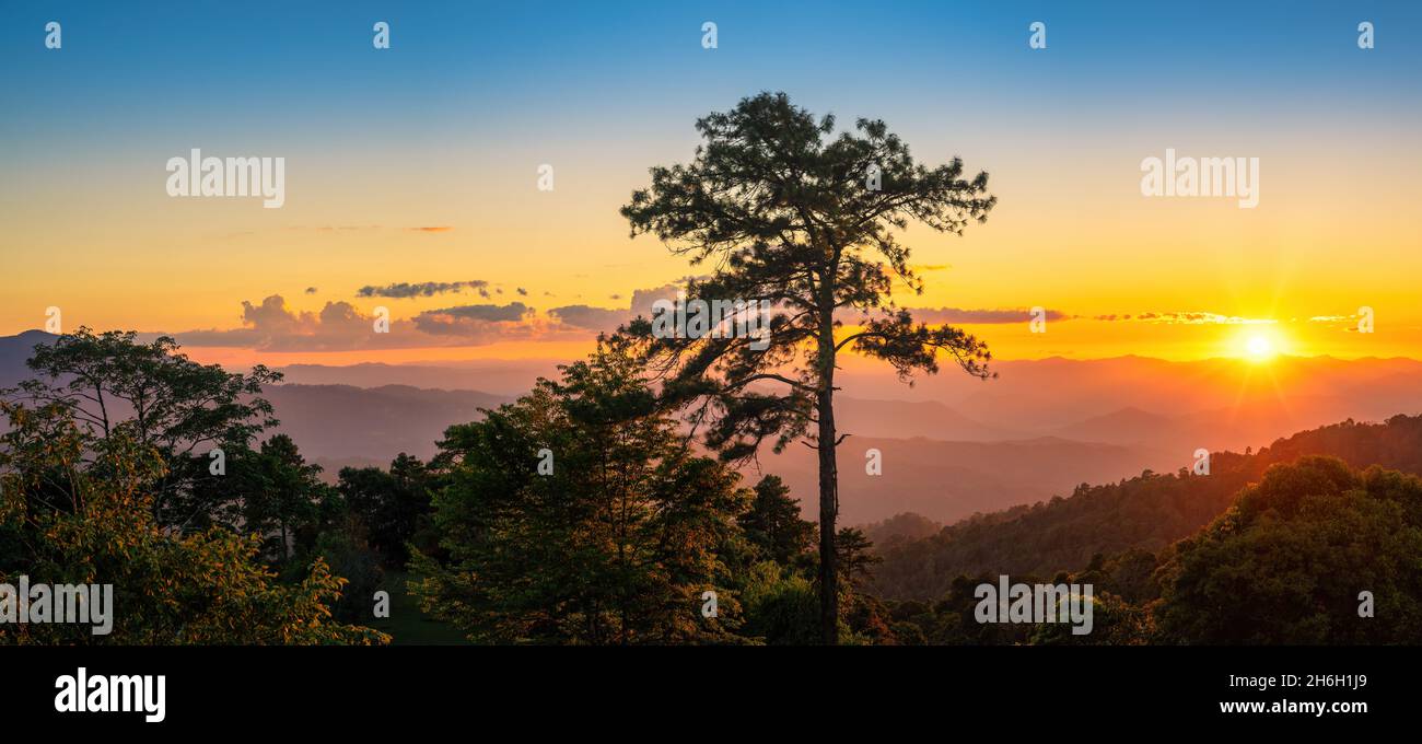 Tropischer Wald Natur Landschaft Blick mit Bergkette Sonnenuntergang im Huai Nam Dang Nationalpark, Chiang Mai Thailand Panorama Stockfoto