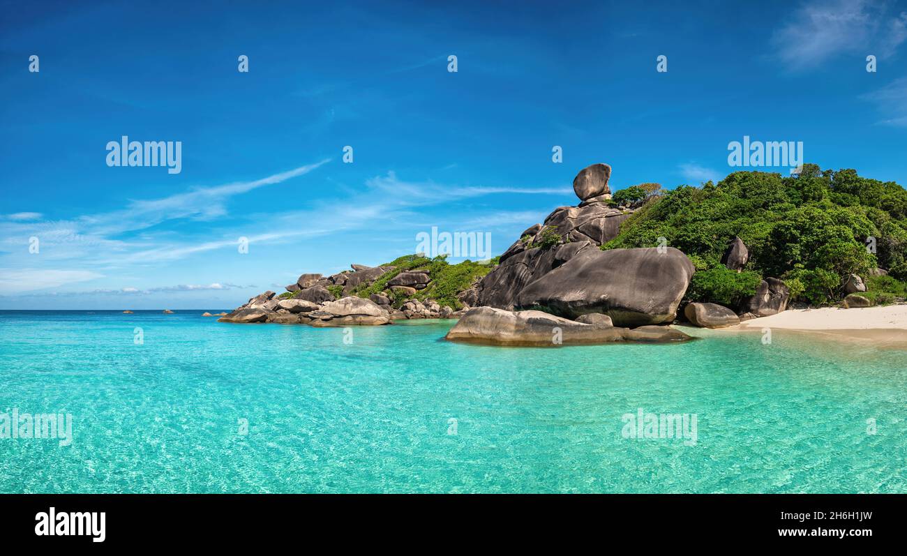 Tropische Inseln mit blauem Meerwasser und weißem Sandstrand auf Similan Islands mit berühmtem Sail Rock, Phang Nga Thailand Naturlandschaft Panorama Stockfoto