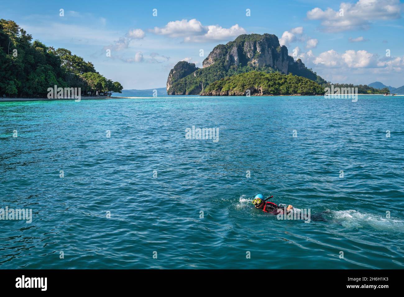 Blick auf die tropischen Inseln mit Schnorcheln, fahren Touristen am Ozean blaues Meerwasser und weißen Sandstrand, Krabi Thailand Naturlandschaft Stockfoto