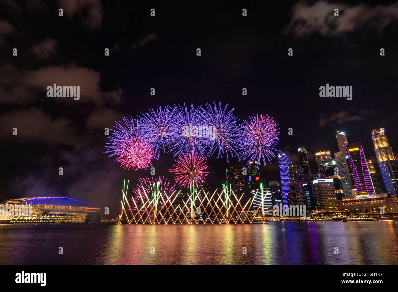 Feuerwerk in Singapur in Marina Bay, buntes Neujahrsfeuerwerk Stockfoto