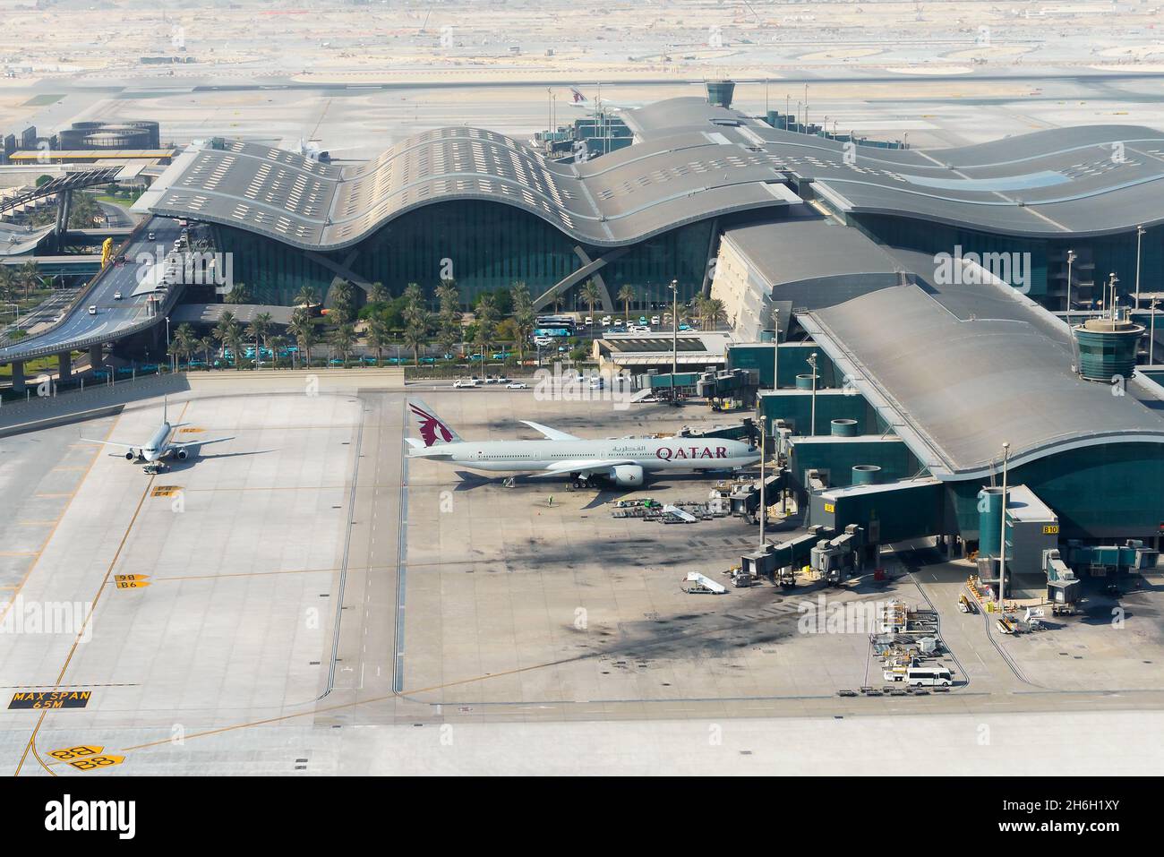 Doha Hamad International Airport Terminal Luftaufnahme in Doha, Katar. Qatar Airways-Flugzeuge am Drehkreuz der Fluggesellschaft. Außenansicht des New Doha Airport. Stockfoto
