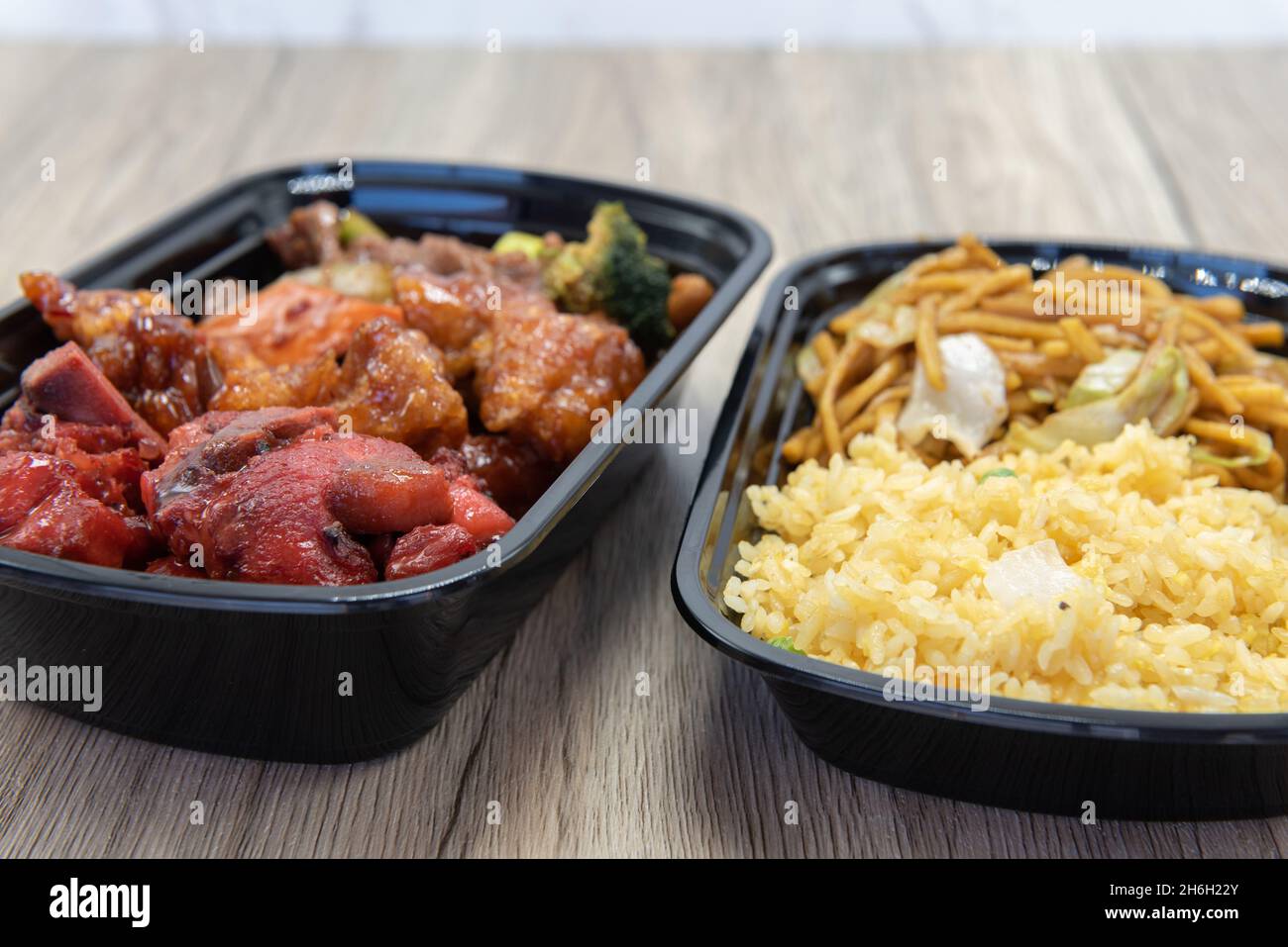 Chinesisches Schnellimbiss-Menü mit gebratenem Reis, Chow mein, Huhn und BBQ-Rippchen für eine sehr herzhafte Mahlzeit. Stockfoto