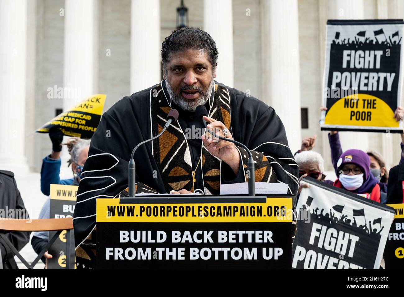 Washington, Usa. November 2021. Reverend William Barber II., Mitvorsitzender der Kampagne der Armen: Ein nationaler Aufruf zur moralischen Wiederbelebung, spricht bei einer Kundgebung vor dem Obersten Gerichtshof für die im Kongress in Erwägung gekommenen Gesetze zur Verbesserung des Aufbaus. Kredit: SOPA Images Limited/Alamy Live Nachrichten Stockfoto