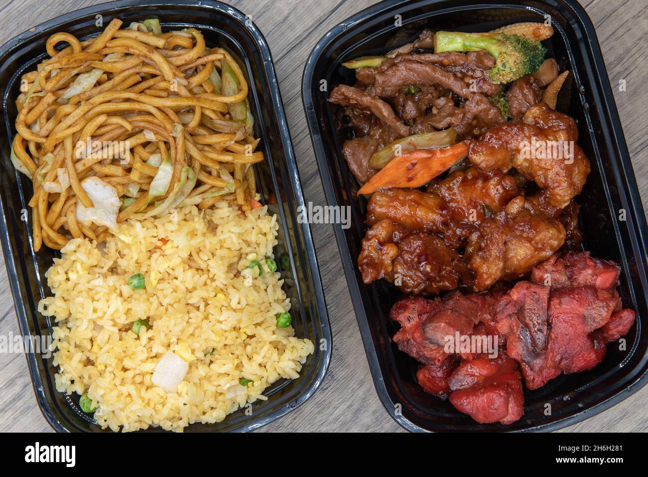 Blick von oben auf die chinesische Fast-Food-Kombination mit gebratenem Reis, Chow mein, Huhn und BBQ-Spare Ribs für eine sehr herzhafte Mahlzeit. Stockfoto