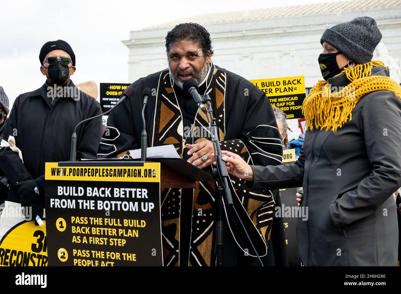 Washington, Usa. November 2021. Reverend William Barber II., Mitvorsitzender der Kampagne der Armen: Ein nationaler Aufruf zur moralischen Wiederbelebung, spricht bei einer Kundgebung vor dem Obersten Gerichtshof für die im Kongress in Erwägung gekommenen Gesetze zur Verbesserung des Aufbaus. Kredit: SOPA Images Limited/Alamy Live Nachrichten Stockfoto