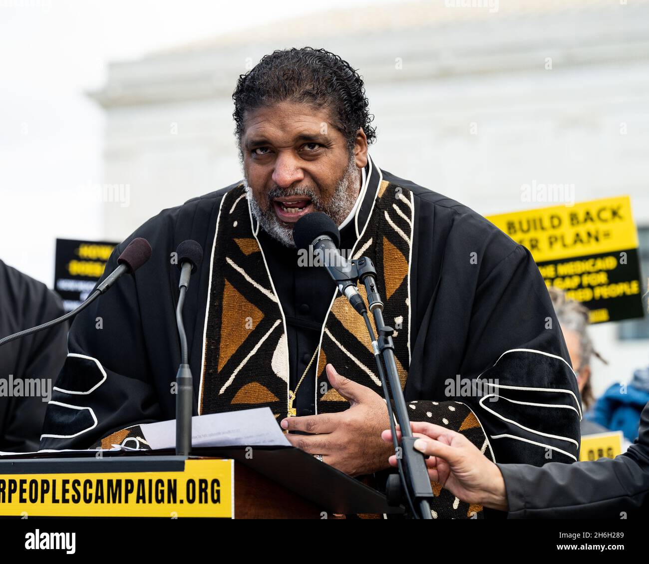 Washington, Usa. November 2021. Reverend William Barber II., Mitvorsitzender der Kampagne der Armen: Ein nationaler Aufruf zur moralischen Wiederbelebung, spricht bei einer Kundgebung vor dem Obersten Gerichtshof für die im Kongress in Erwägung gekommenen Gesetze zur Verbesserung des Aufbaus. Kredit: SOPA Images Limited/Alamy Live Nachrichten Stockfoto