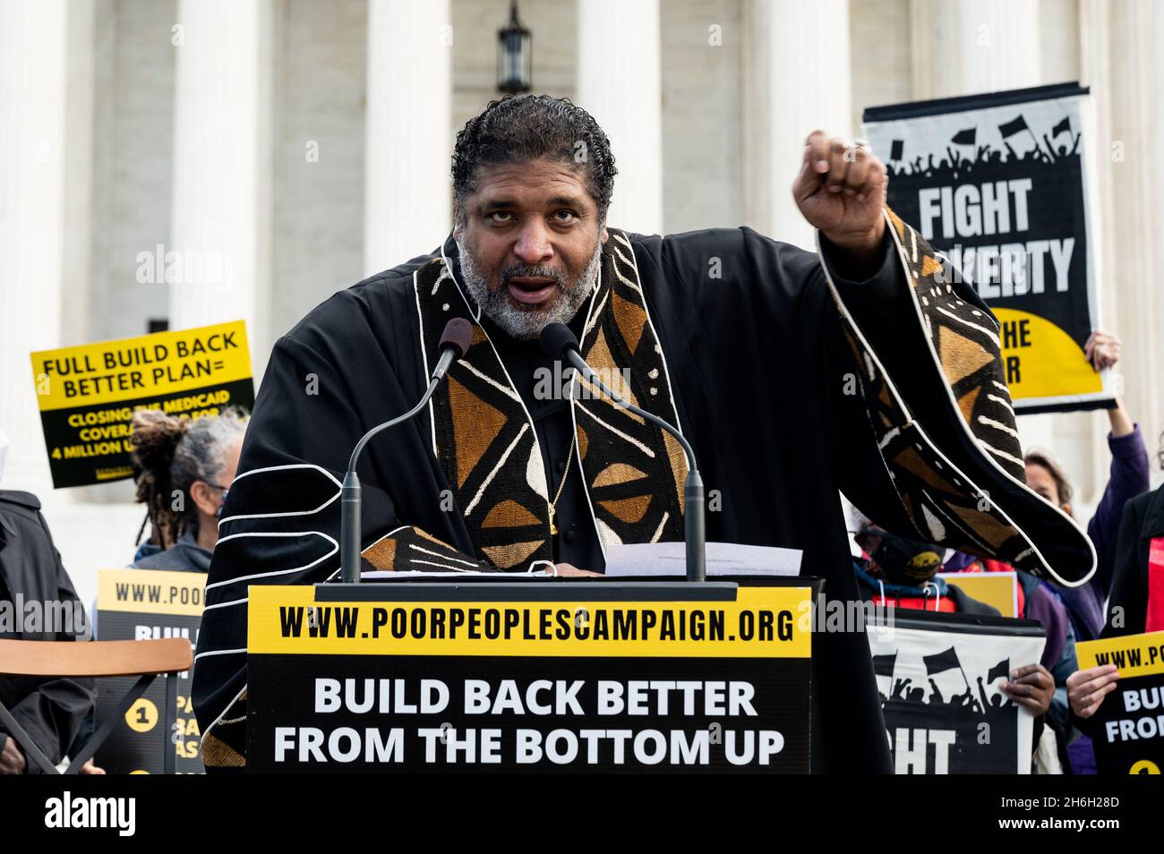 Washington, Usa. November 2021. Reverend William Barber II., Mitvorsitzender der Kampagne der Armen: Ein nationaler Aufruf zur moralischen Wiederbelebung, spricht bei einer Kundgebung vor dem Obersten Gerichtshof für die im Kongress in Erwägung gekommenen Gesetze zur Verbesserung des Aufbaus. Kredit: SOPA Images Limited/Alamy Live Nachrichten Stockfoto