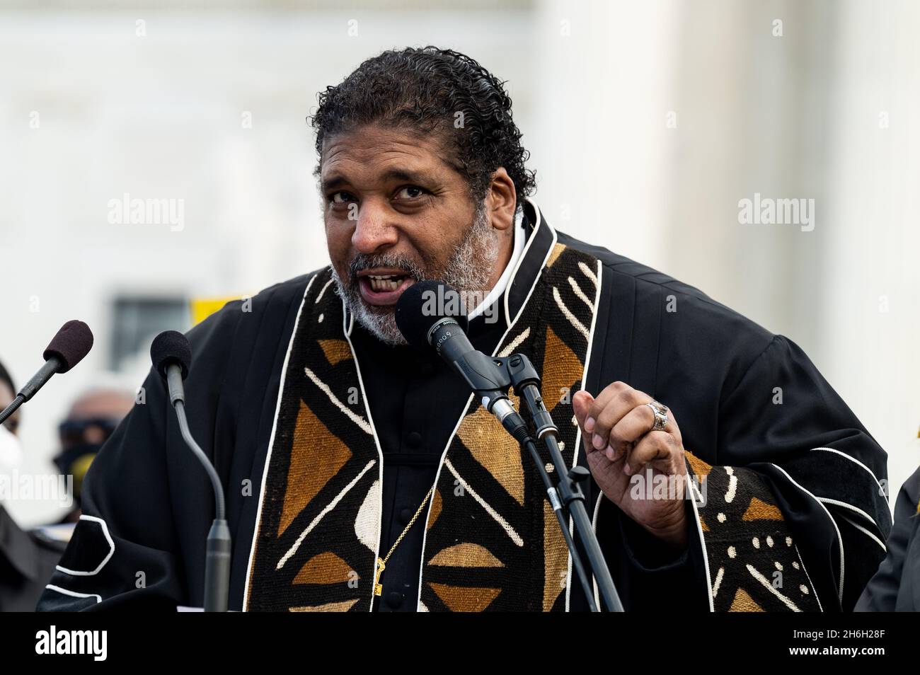 Washington, Usa. November 2021. Reverend William Barber II., Mitvorsitzender der Kampagne der Armen: Ein nationaler Aufruf zur moralischen Wiederbelebung, spricht bei einer Kundgebung vor dem Obersten Gerichtshof für die im Kongress in Erwägung gekommenen Gesetze zur Verbesserung des Aufbaus. Kredit: SOPA Images Limited/Alamy Live Nachrichten Stockfoto