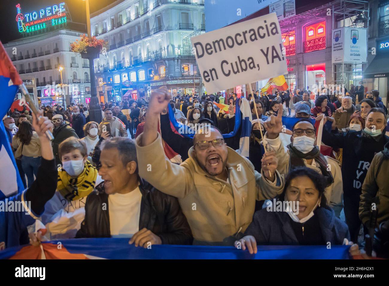 Madrid, Madrid, Spanien. November 2021. Hunderte von Menschen versammelten sich diesen Montag in der zentralen und bekannten Puerta del Sol in Madrid gegen die "Dictatorship" in Kuba, für die "Freiheit" und unterstützten die Märsche vom 15. November, die im karibischen Land aufgerufen wurden, politische Veränderungen zu fordern. (Bild: © Alberto Sibaja/Pacific Press via ZUMA Press Wire) Stockfoto