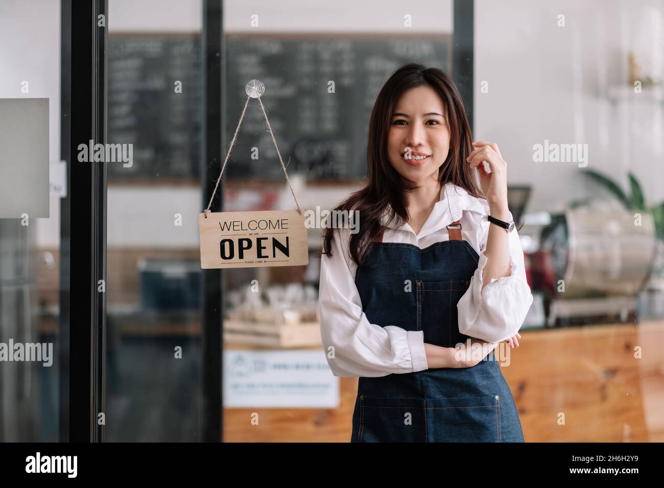 Portrait von Startup erfolgreiche Kleinunternehmen Eigentümer in Coffee Shop.Handsome Frau Barista Café Besitzer. KMU Unternehmer Verkäufer Geschäftskonzept Stockfoto