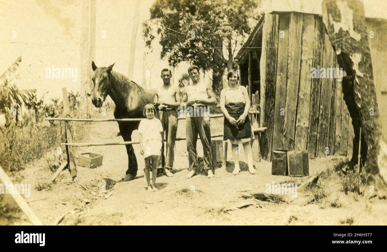 PINBARREN, AUSTRALIEN, UM 1931: Familienmitglieder in der Bonney Brothers Banana Plantation in Pinbarren, Noosa Shire, Sunshine Coast in Queensland, Australien. Stockfoto