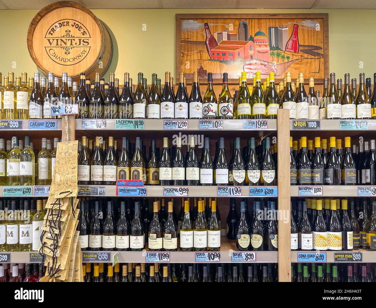Weinauswahl im Trader Joe's Store. Stockfoto