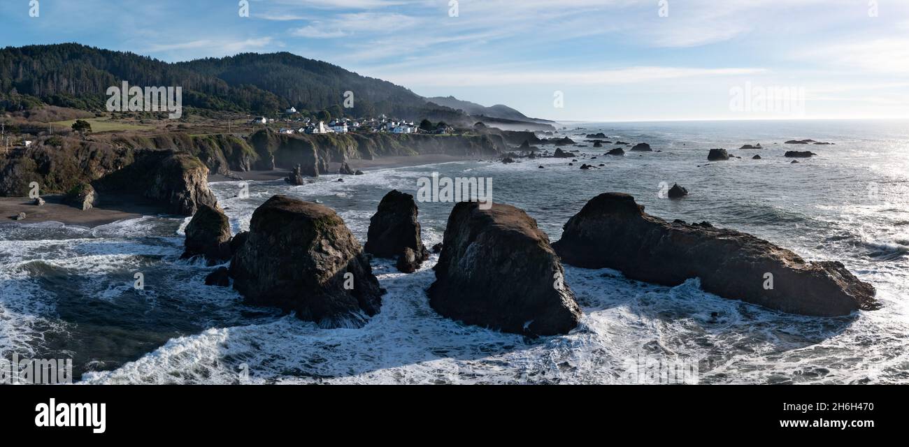 Der ruhige Pazifik fließt an die zerklüftete Küste Nordkaliforniens in Westport. Der Pacific Coast Highway verläuft entlang dieser malerischen Region. Stockfoto