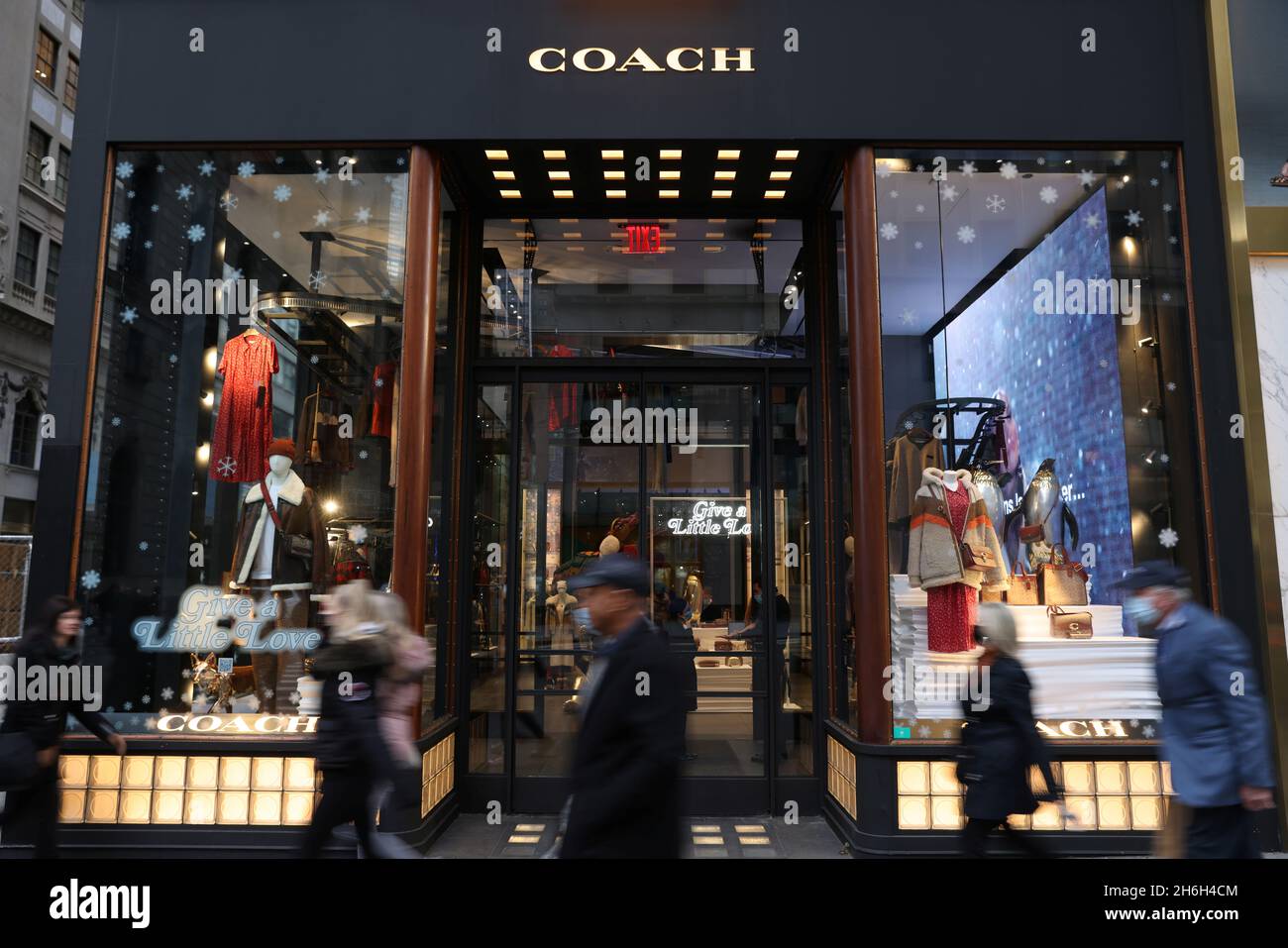 Blick auf ein Coach Store, eine Marke von Tapestry, Inc., in Manhattan, New  York, USA, 15. November 2021. REUTERS/Andrew Kelly Stockfotografie - Alamy