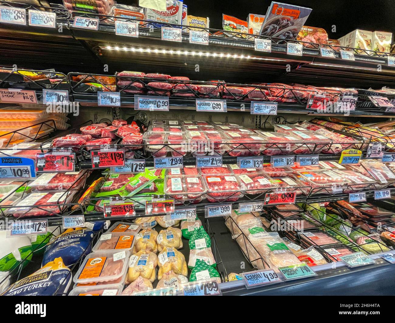 Händler Joe's Fleischabteilung mit Huhn, Schwein und Rindfleisch. Stockfoto