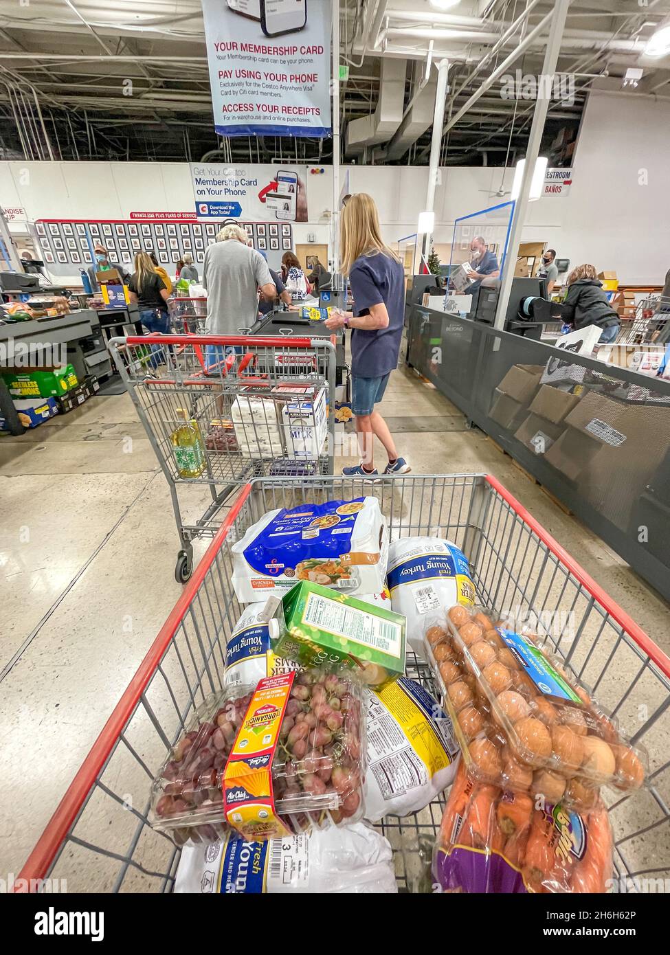 Mitarbeiter an der Kasse bei Costco Wholesale. Stockfoto