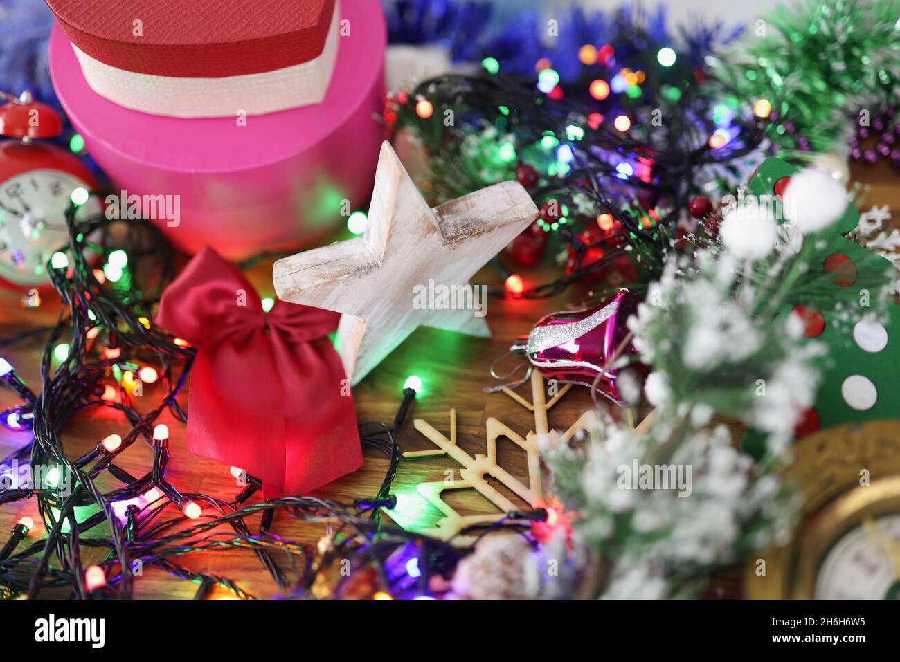Weihnachtskugel Dekorationen Winterflora und traditionelle Symbole der festlichen Jahreszeit Stockfoto