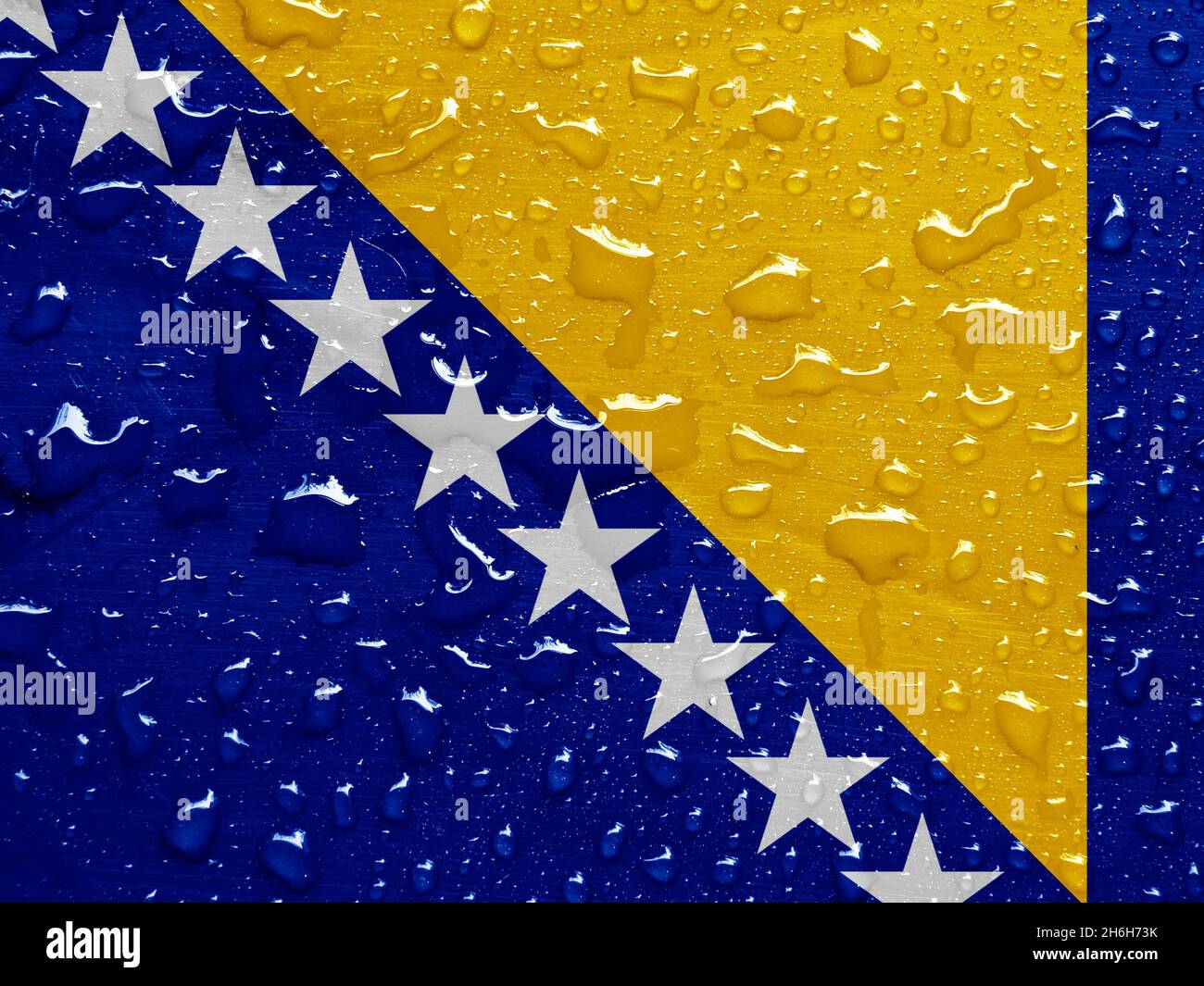 Flagge von Bosnien und Herzegowina mit Regentropfen Stockfoto
