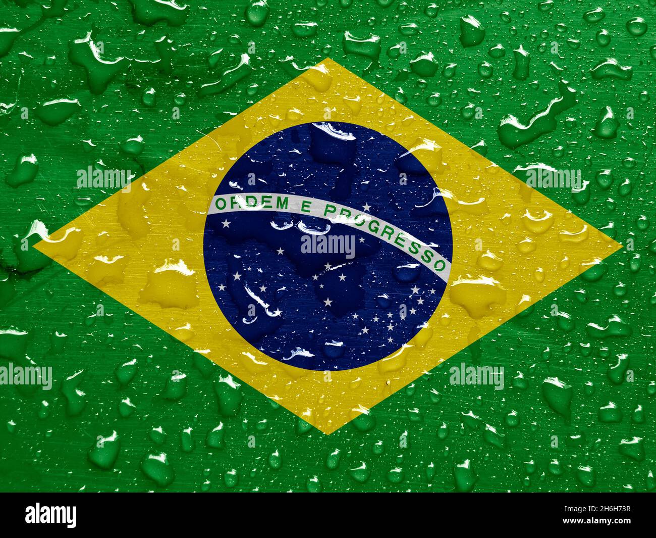 Flagge von Brasilien mit Regentropfen Stockfoto