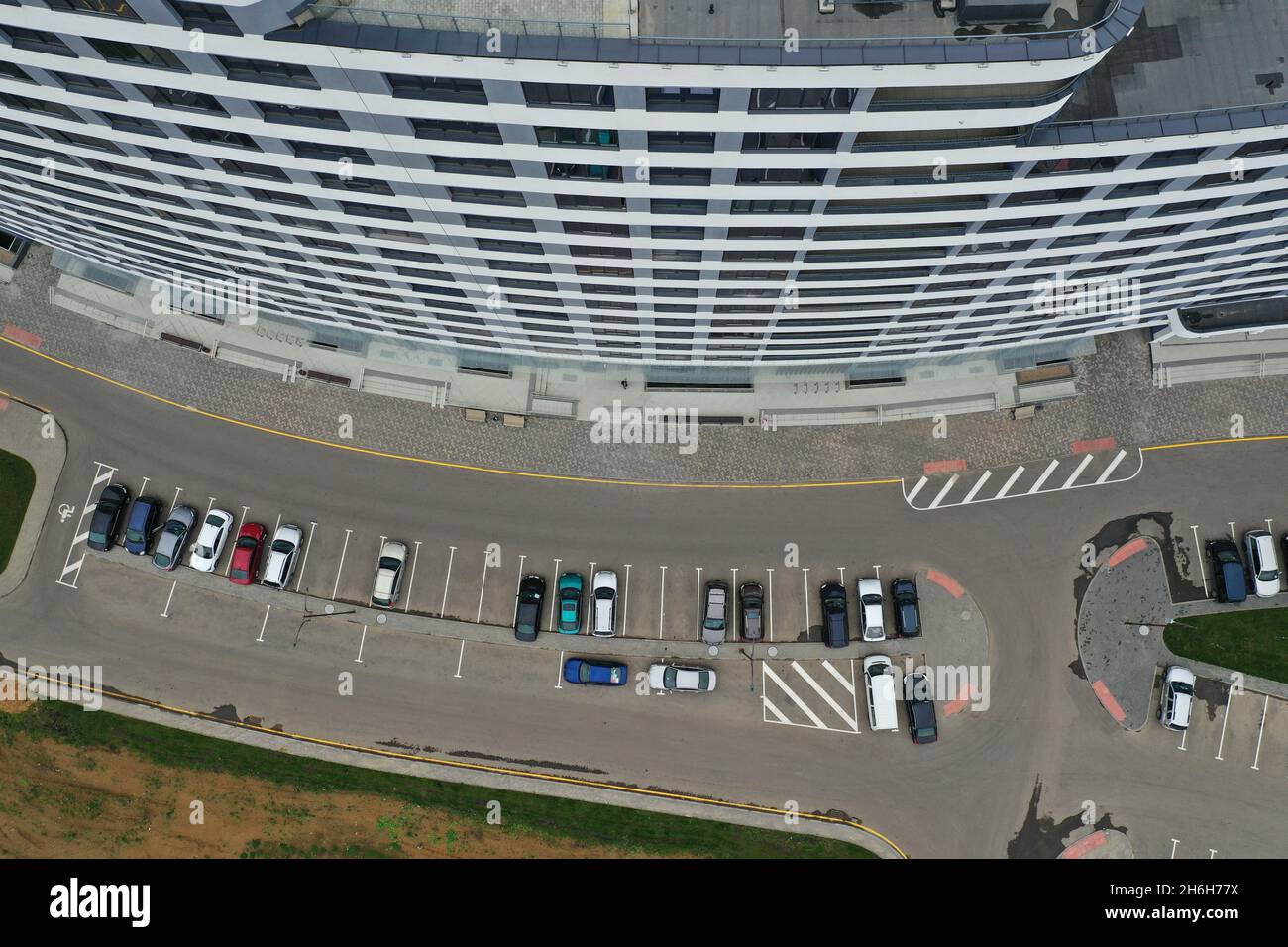 Luxuriöses Business Center-Gebäude mit privatem Parkplatz voller Autos Stockfoto