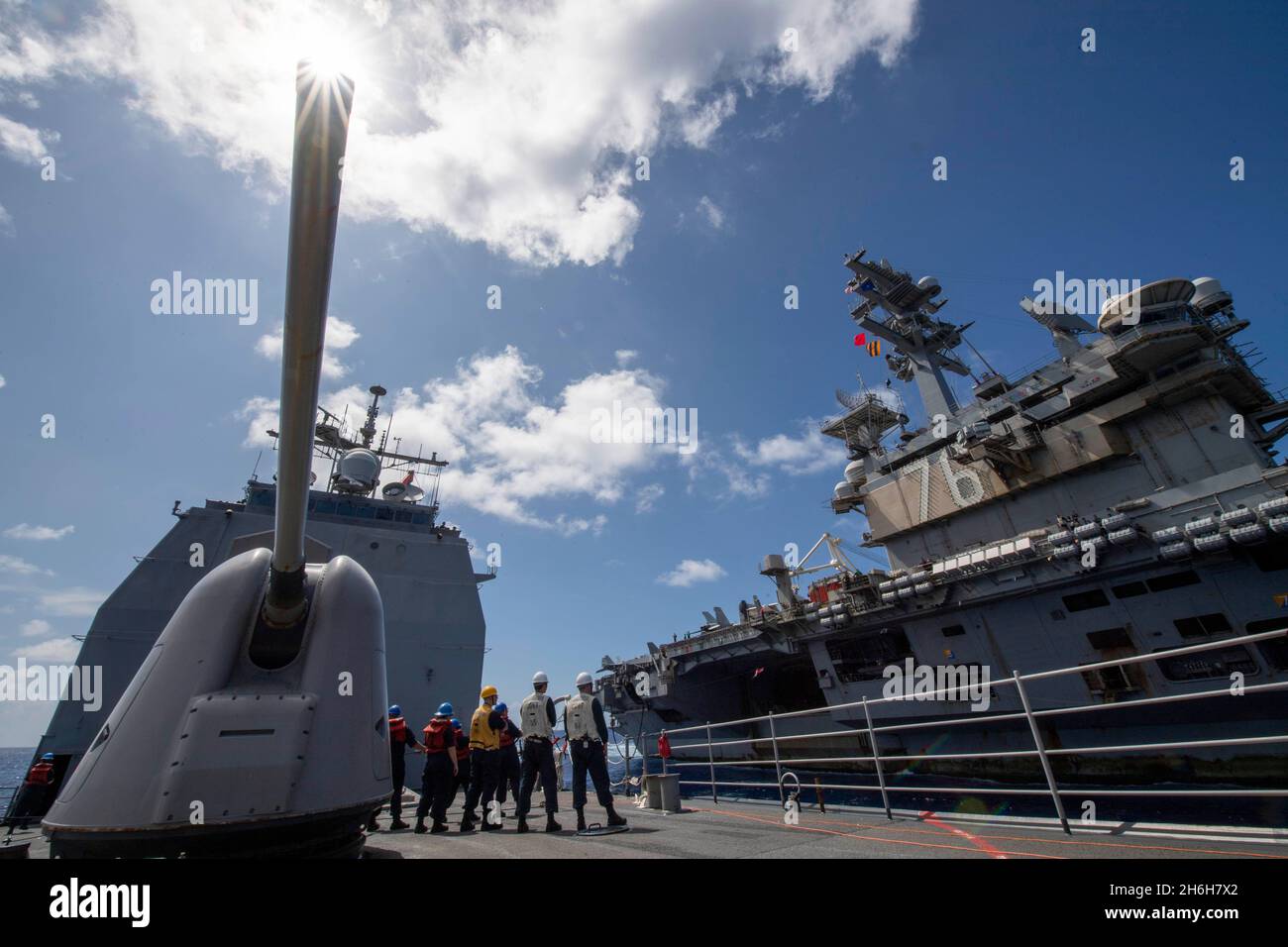 210928-N-JW440-1088 PHILIPPINISCHES MEER (SEPT 28, 2021) der einzige im Vorwärtsflug eingesetzte Flugzeugträger der Marine, USS Ronald Reagan (CVN 76), führt mit dem Lenkraketen-Kreuzer USS Shiloh (CG-67) der Ticonderoga-Klasse ein Betanken auf See durch. Shiloh ist dem Kommandanten der Task Force 70/Carrier Strike Group 5 angeschlossen, der laufende Operationen zur Unterstützung eines freien und offenen Indo-Pazifik-Raums durchführt. (USA Navy Photo von Mass Communication Specialist 1st Class Rawad Madanat) Stockfoto