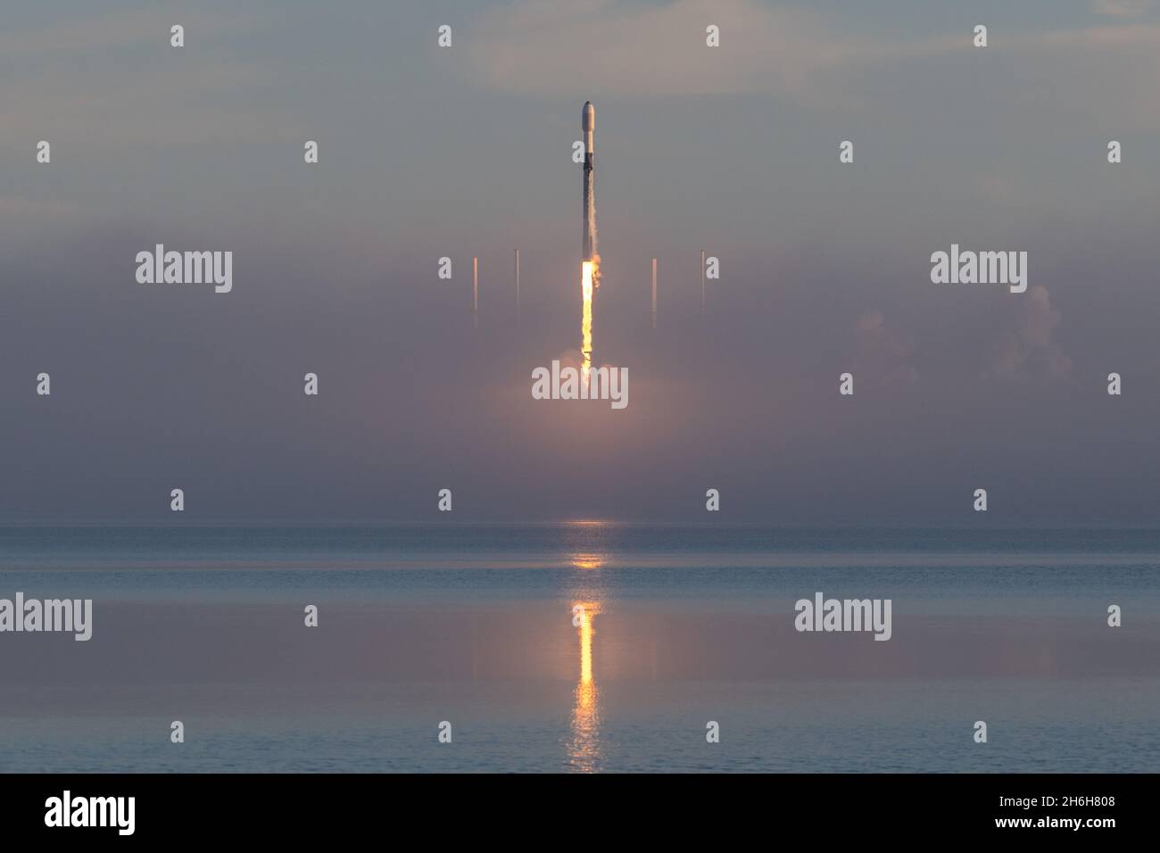 Eine SpaceX Falcon 9-Rakete startet vom Space Launch Complex 40 auf der Cape Canaveral Space Force Station, Florida, 13. November 2021. Die Rakete wird 53 Starlink-Satelliten in die Umlaufbahn befördern. Stockfoto