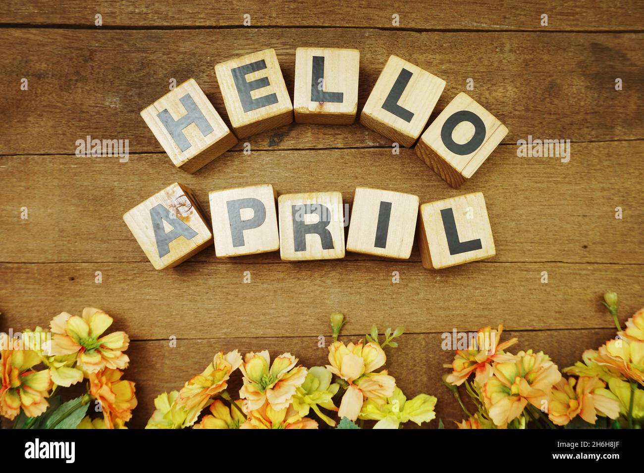 Hallo April Alphabet Buchstaben auf Holzhintergrund Stockfoto