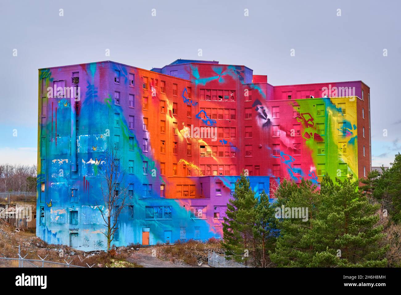 Das ehemalige St. Josephs Health Center, Sudbury General Hospital, wurde in ein riesiges Wandgemälde mit lebendigen Farben verwandelt, in der Hoffnung, Kanadas zu vereinen Stockfoto