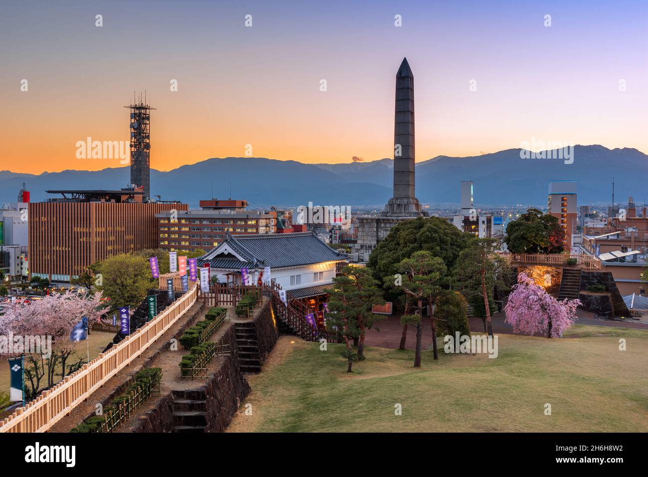 Kofu, Yamanashi, Japan Stadtbild und Monument Tower in der Abenddämmerung. Stockfoto