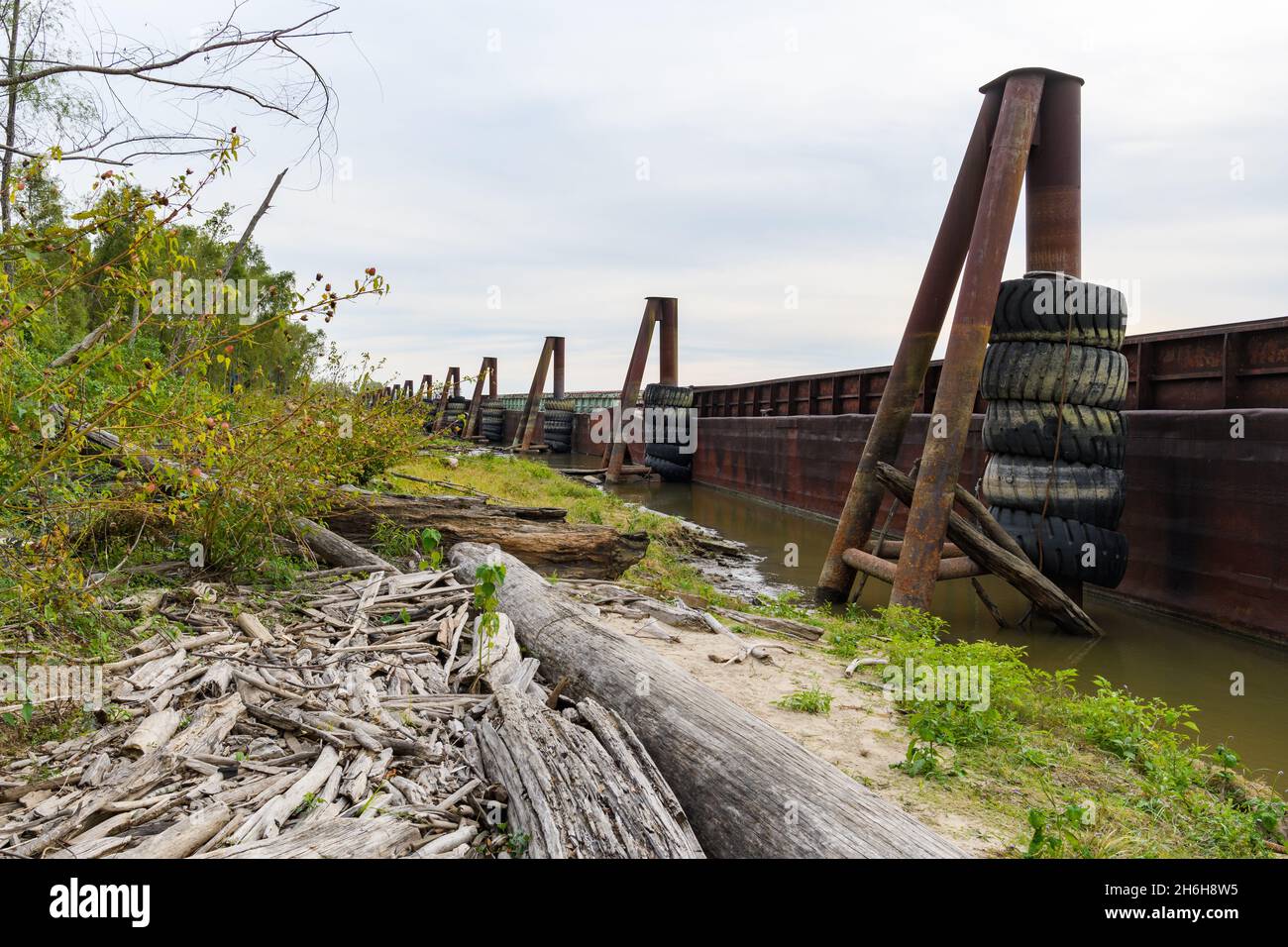 Angedockte Lastkähne und Treibholz lagerten sich entlang des Mississippi River in New Orleans, Louisiana, USA Stockfoto