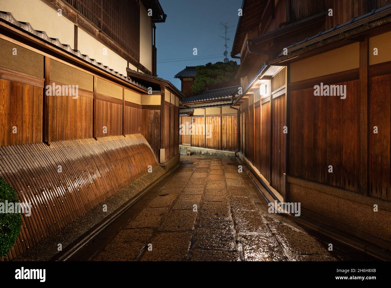 Kyoto, Japans historische Gasse bei Nacht. Stockfoto