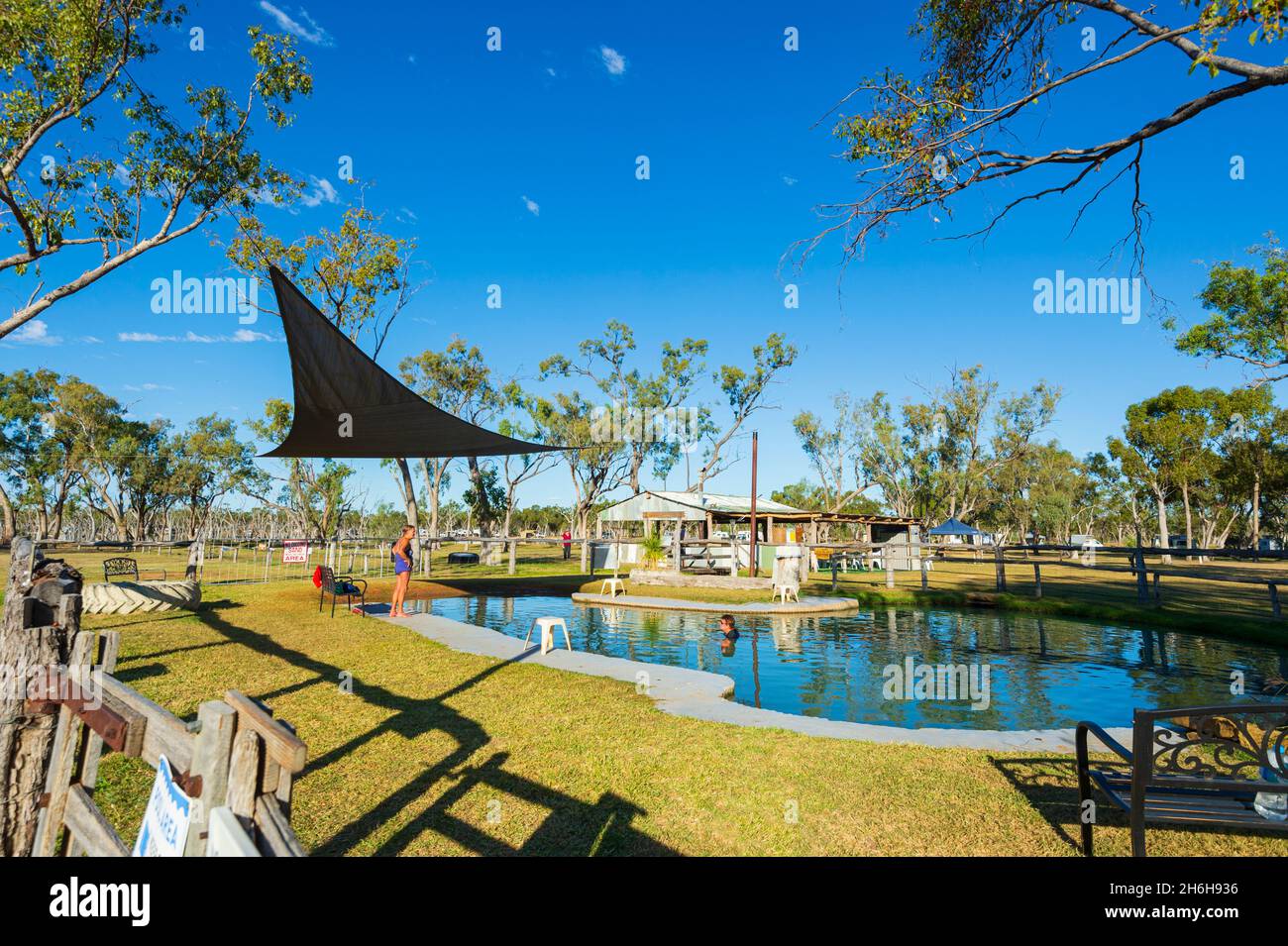 Swimmingpool in Lara Wetlands, einem beliebten Touristenziel, Queensland, QLD, Australien Stockfoto