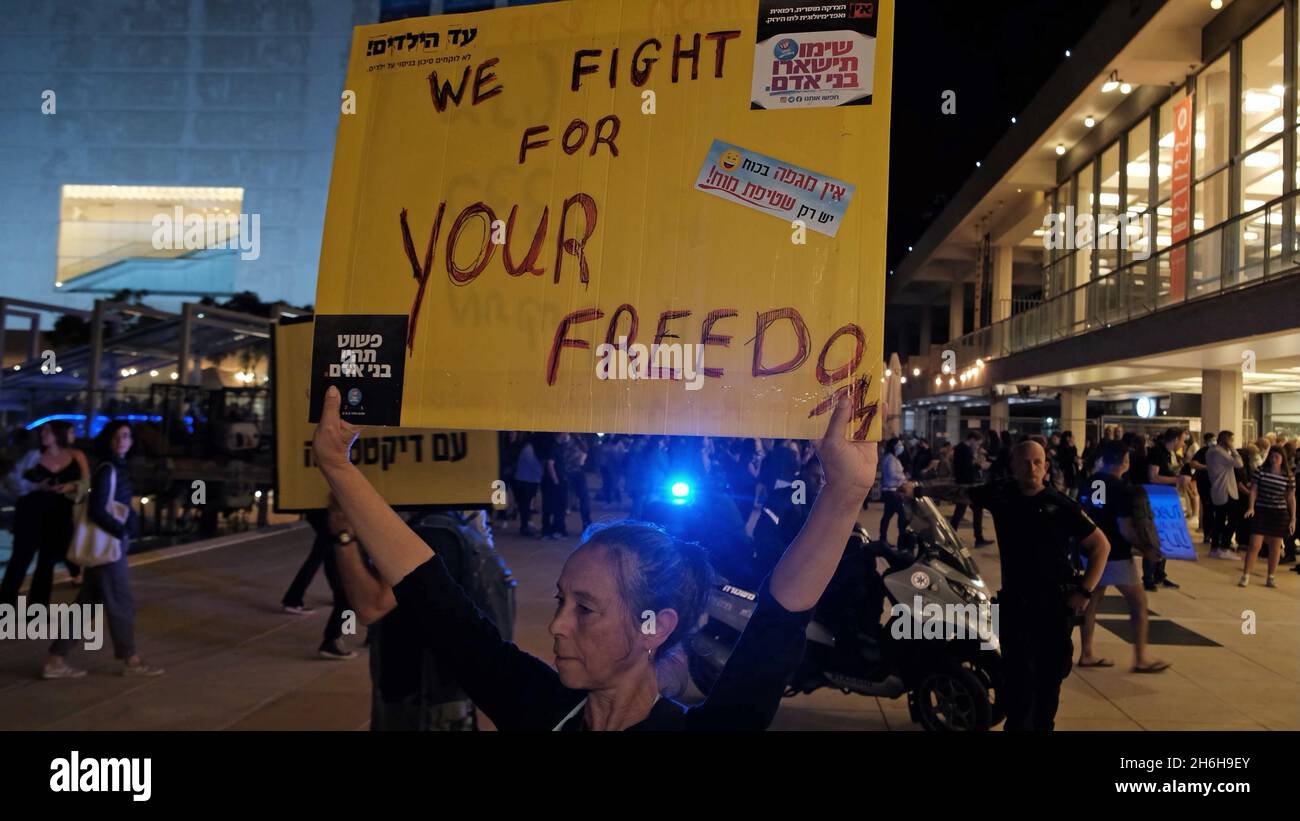 Ein israelischer Anti-vax-Protestler hält während einer Demonstration gegen die erzwungene Covid-Impfung und die Green-Pass-Regeln am 13. November 2021 in Tel Aviv, Israel, ein Schild mit der Aufschrift „Wir kämpfen für Ihre Freiheit“ hoch. Ein Gremium von medizinischen Experten des israelischen Gesundheitsministeriums hat kürzlich in einer geheimen Abstimmung für einen COVID-Impfstoff für Kinder gestimmt. Stockfoto