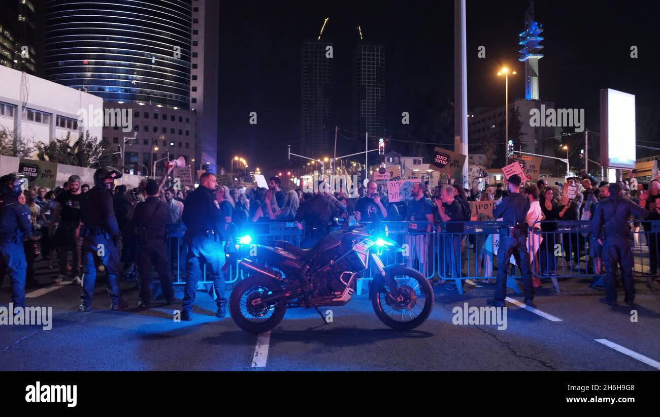 Die Polizei wacht am 13. November 2021 in Tel Aviv, Israel, über die Demonstration von Anti-vax-Demonstranten gegen die erzwungene Covid-Impfung und die Green Pass-Regeln. Ein Gremium von medizinischen Experten des israelischen Gesundheitsministeriums hat kürzlich in einer geheimen Abstimmung für einen COVID-Impfstoff für Kinder gestimmt. Stockfoto