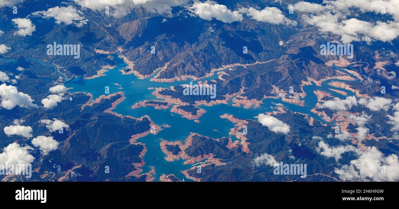 Globale Erwärmung und Klimawandel - Luftaufnahme des niedrigen Wassers im Staudamm Stockfoto